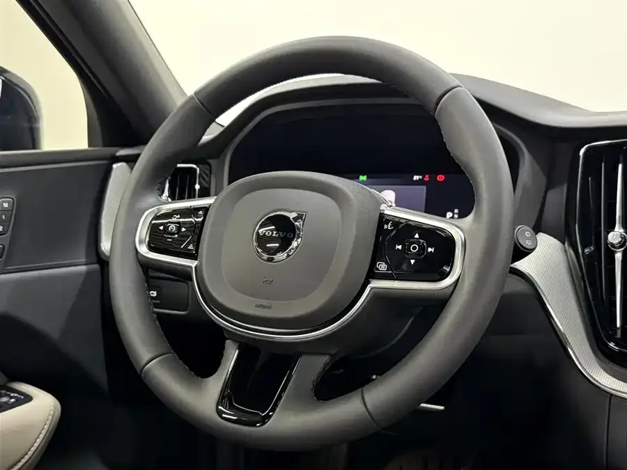 Volvo XC60 2026 B5 4WD Zhiyi Luxury Edition 2026 — миниатюра 4