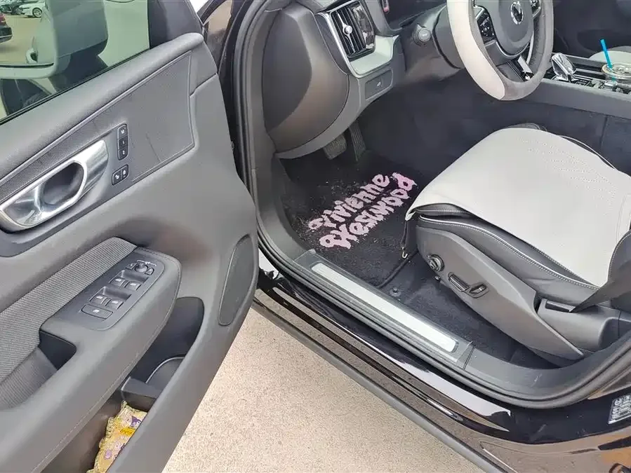 Volvo XC60 2026 B5 4WD Zhiyuan Polar Night Black Edition 2026 — миниатюра 3