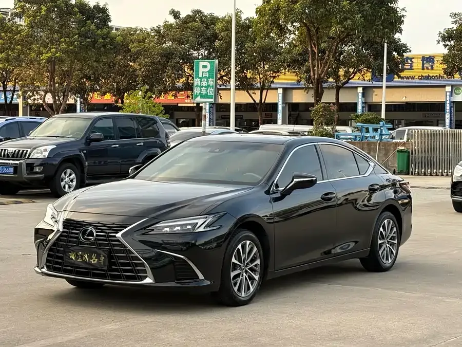 Lexus ES 2025