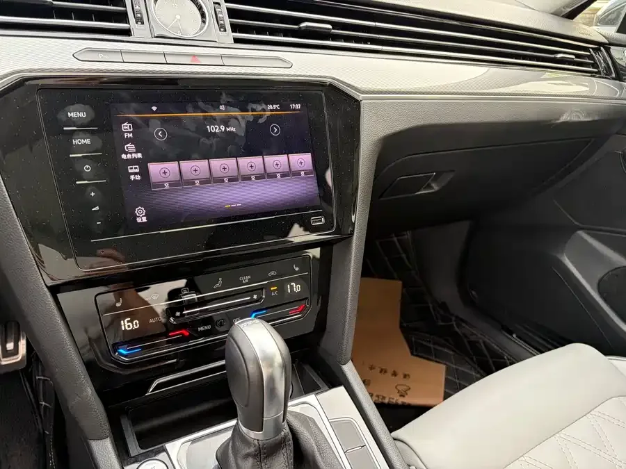 Volkswagen Magotan Magotan 2023 2 million commemorative edition 330TSI DSG leading model 2023 — миниатюра 2