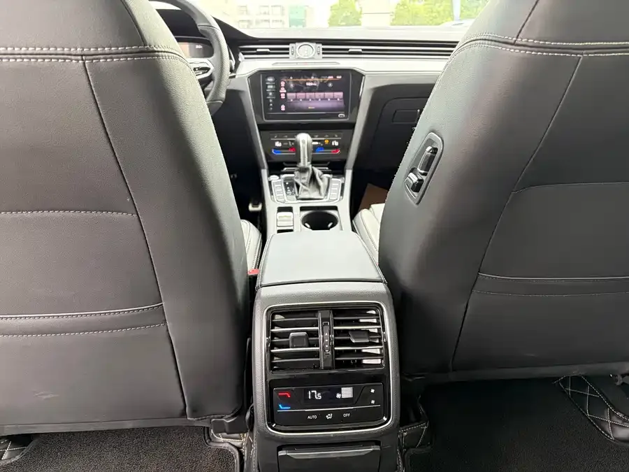 Volkswagen Magotan Magotan 2023 2 million commemorative edition 330TSI DSG leading model 2023 — миниатюра 3