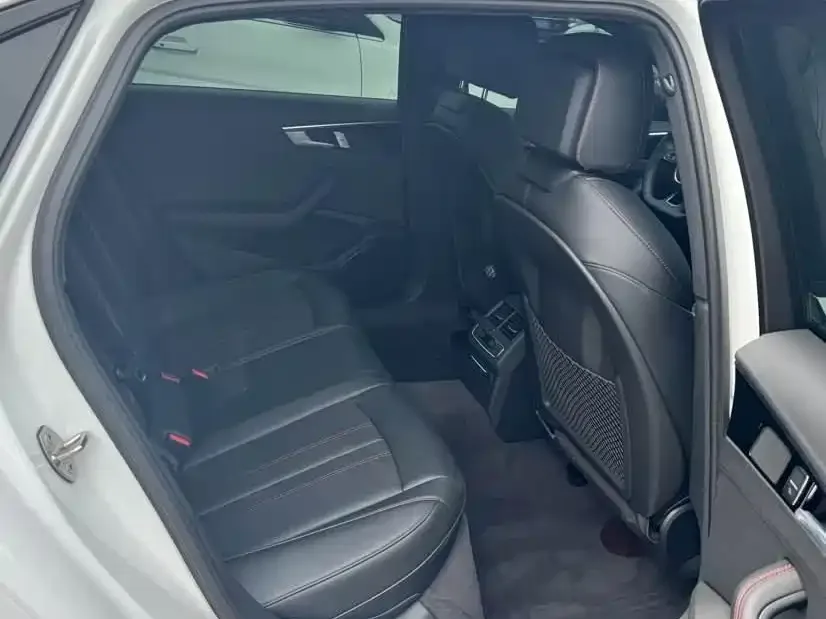 Audi a4 l 2025 2 million units Enjoyable Edition 40 TFSI Luxury Dynamic Edition 2025 — миниатюра 3