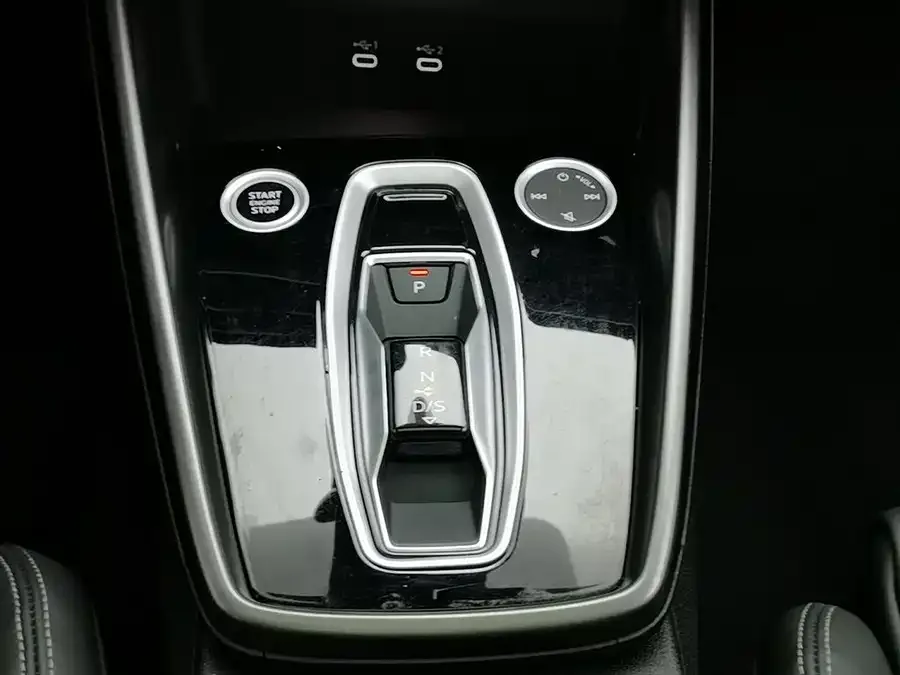 Audi A3 2025 A3L Limousine 35TFSI Flying Spur Premium Edition 2025 — миниатюра 4