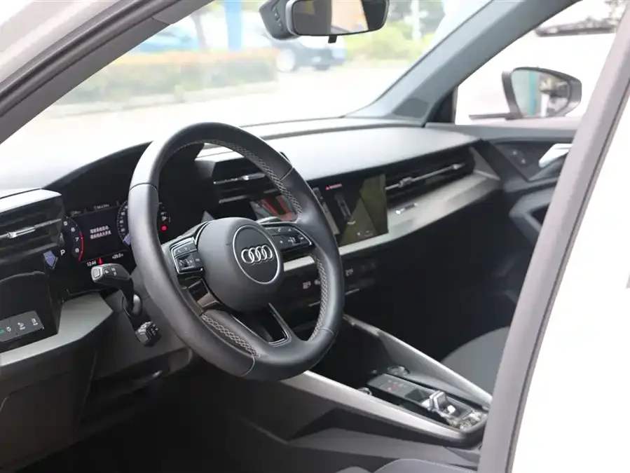 Audi A3 2023 Sportback 35 TFSI stylish and sporty 2023 — миниатюра 3