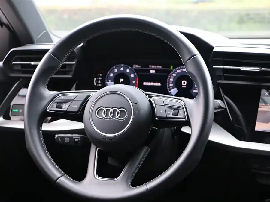 Audi A3 2023 Sportback 35 TFSI stylish and sporty 2023 — миниатюра 4