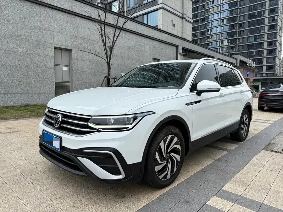 Volkswagen Tiguan L Tiguan L 2023 300TSI Automatic 2WD Smart Edition 2023 — фото 1, купить с доставкой в Москву