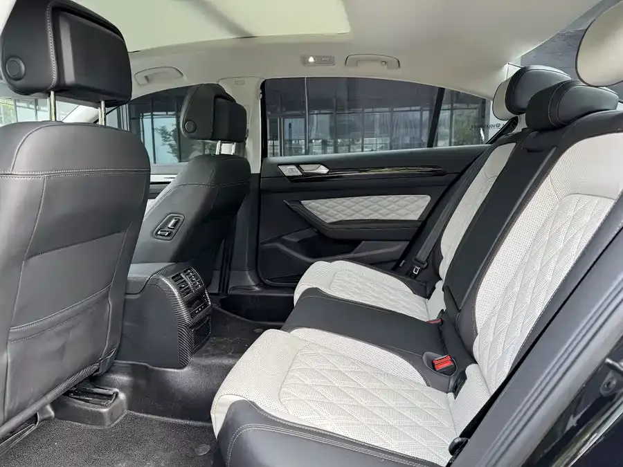 Volkswagen Magotan Magotan 2023 2 million commemorative edition 330TSI DSG luxury model 2024 — миниатюра 4