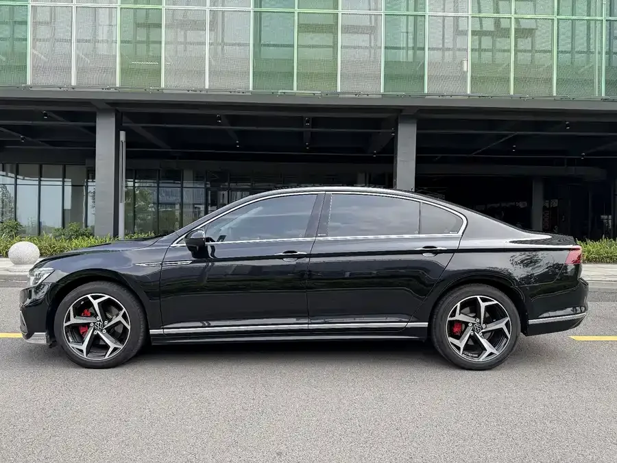 Volkswagen Magotan Magotan 2023 2 million commemorative edition 330TSI DSG luxury model 2024 — миниатюра 5