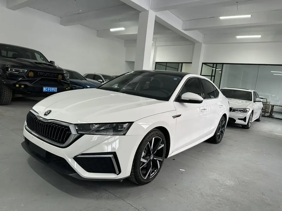Skoda Octavia PRO TSI280 DSG Exclusive Edition 2022 — фото 1, купить с доставкой в Москву