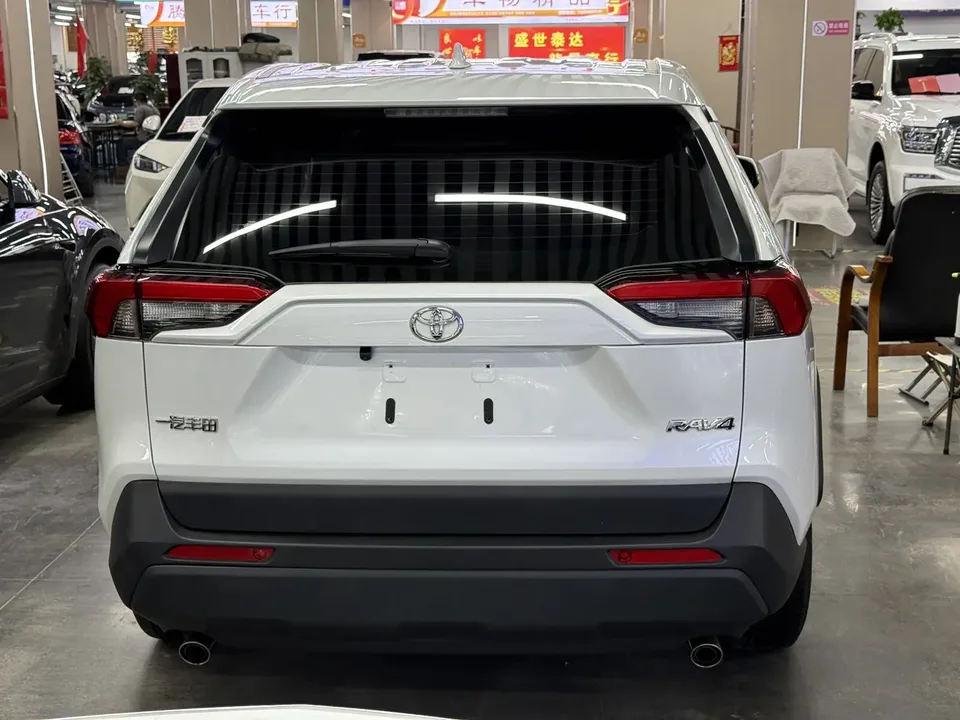 Toyota RAV4 2.0L CVT 2WD Urban Edition 2023 — миниатюра 2