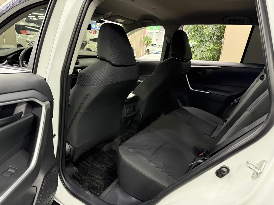 Toyota RAV4 2.0L CVT 2WD Urban Edition 2023 — миниатюра 3
