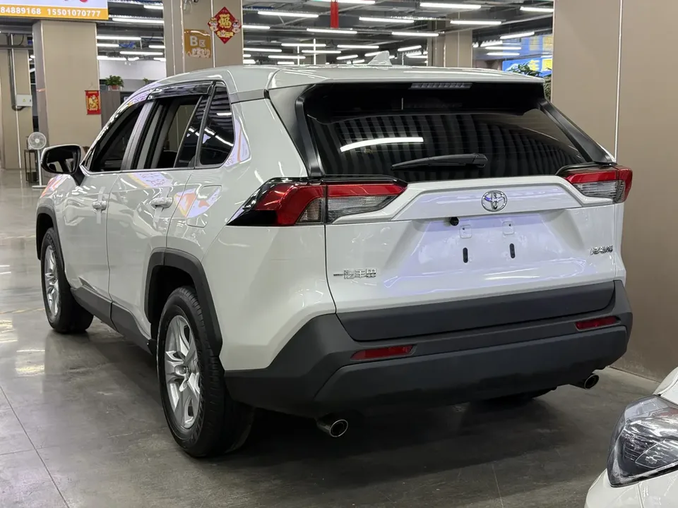 Toyota RAV4 2.0L CVT 2WD Urban Edition 2023 — миниатюра 4
