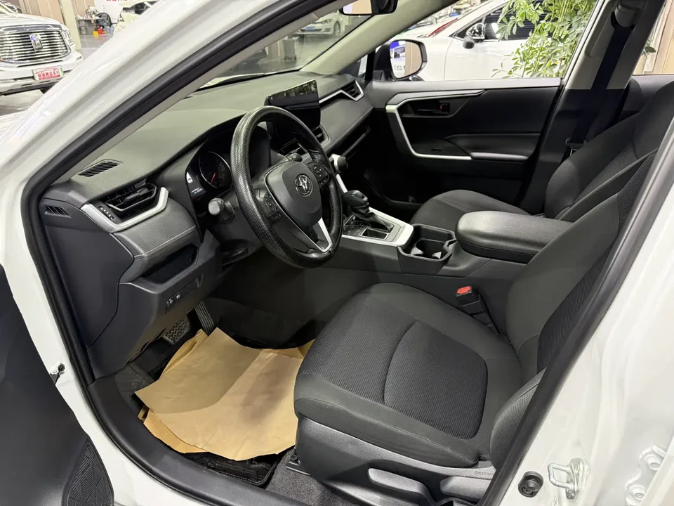 Toyota RAV4 2.0L CVT 2WD Urban Edition 2023 — миниатюра 5