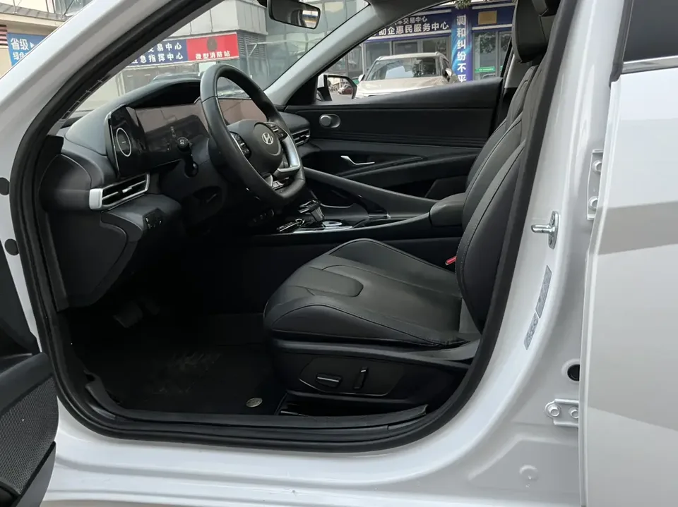Hyundai Elantra Elantra 2023 1.5L CVT LUX Premium Edition 2024 — thumbnail 3