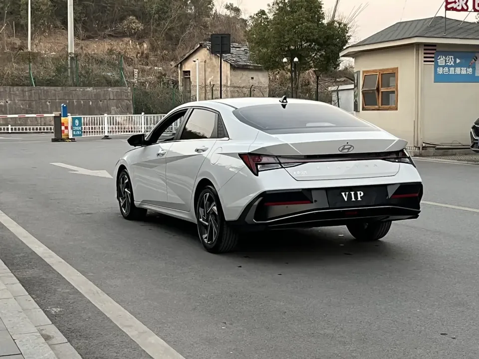 Hyundai Elantra Elantra 2023 1.5L CVT LUX Premium Edition 2024 — thumbnail 4