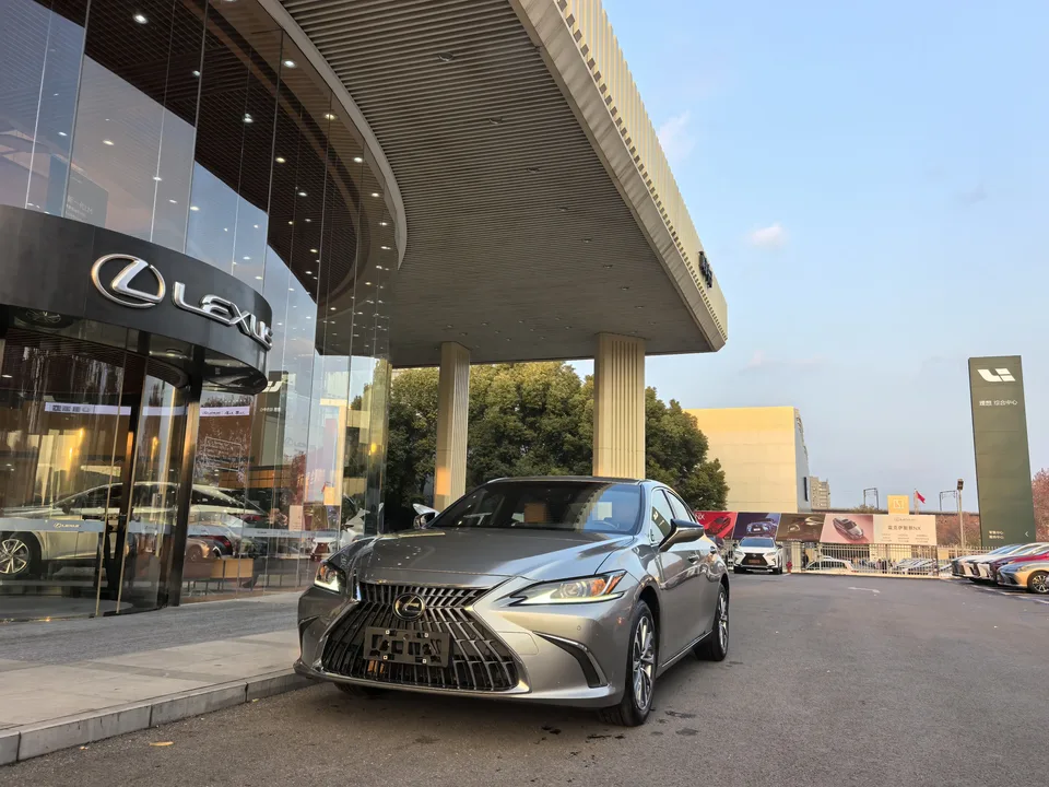 Lexus ES 2024