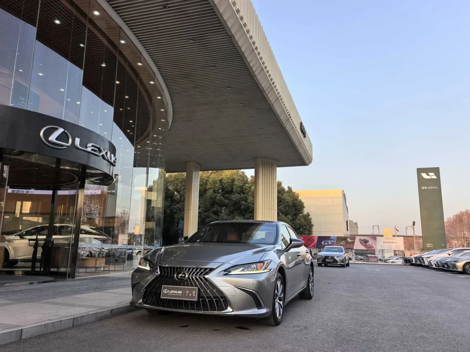 Lexus ES 2024
