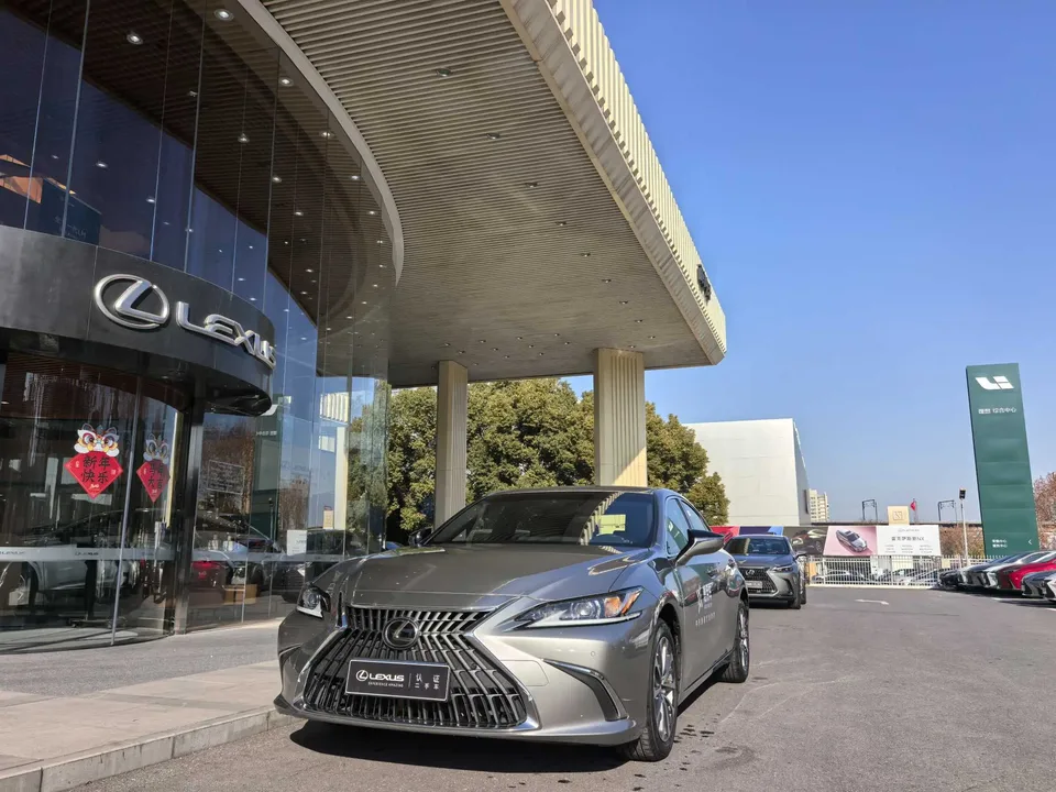 Lexus ES 2024