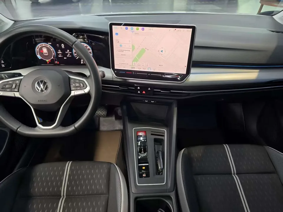 Volkswagen Golf 2026 Golf 300TSI Pro 2025 — миниатюра 2