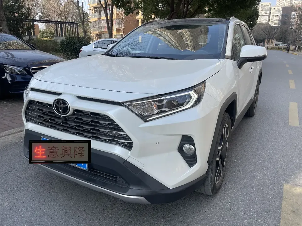 Toyota RAV4 RAV4 2022 2.0L CVT 4WD Premium Edition 2022 — photo 1, buy with delivery to Moscow