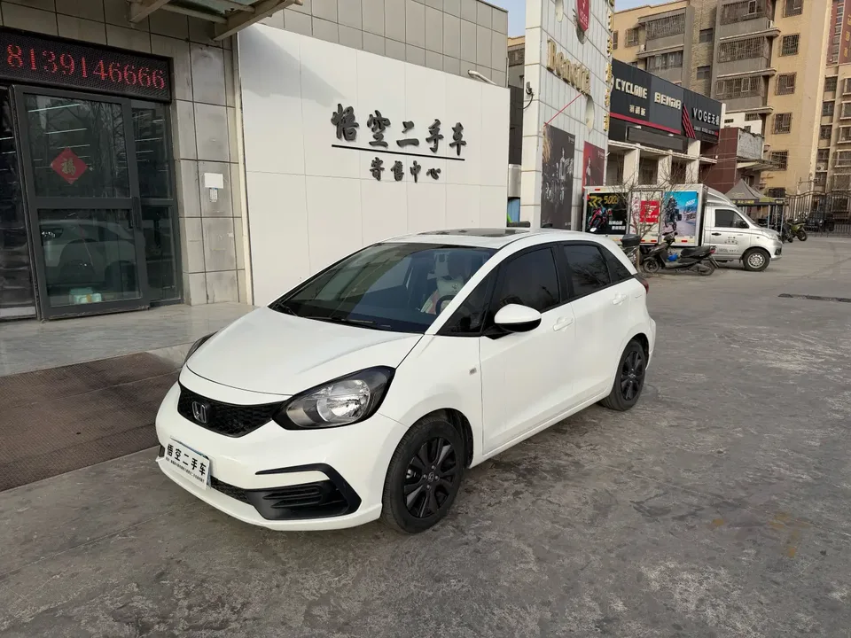 Honda FIT Fit 2022 1.5L CVT Trendy Sunroof Edition 2023 — photo 1, buy with delivery to Moscow