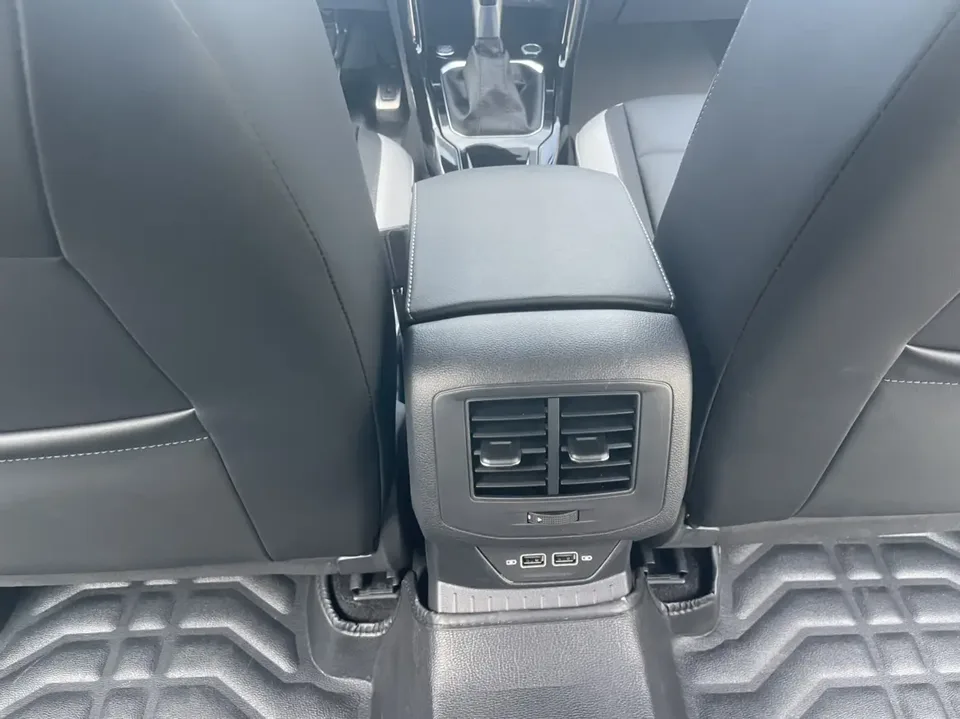 Volkswagen T-Roc 300TSI DSG Starlight Edition 2023 — миниатюра 3