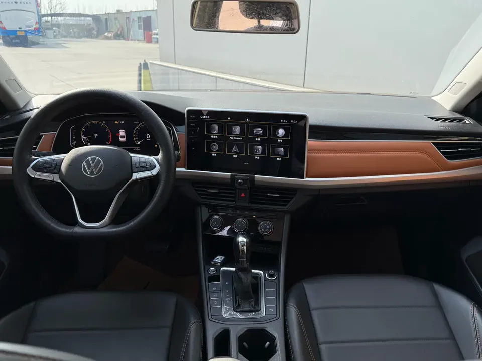 Volkswagen Bora Bora 2023 200TSI DSG Zhixing PRO Edition 2022 — миниатюра 2