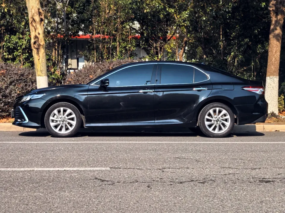 Toyota Camry 2.0G Deluxe Edition 2023 — миниатюра 2