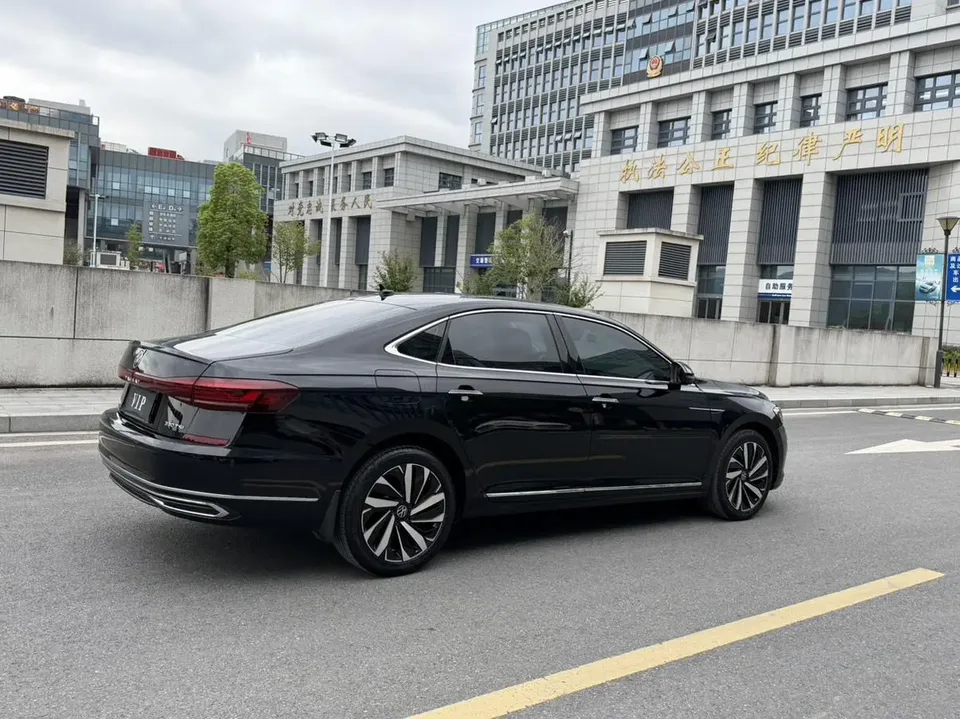Volkswagen Passat facelift 330TSI Elite Edition 2023 — миниатюра 2