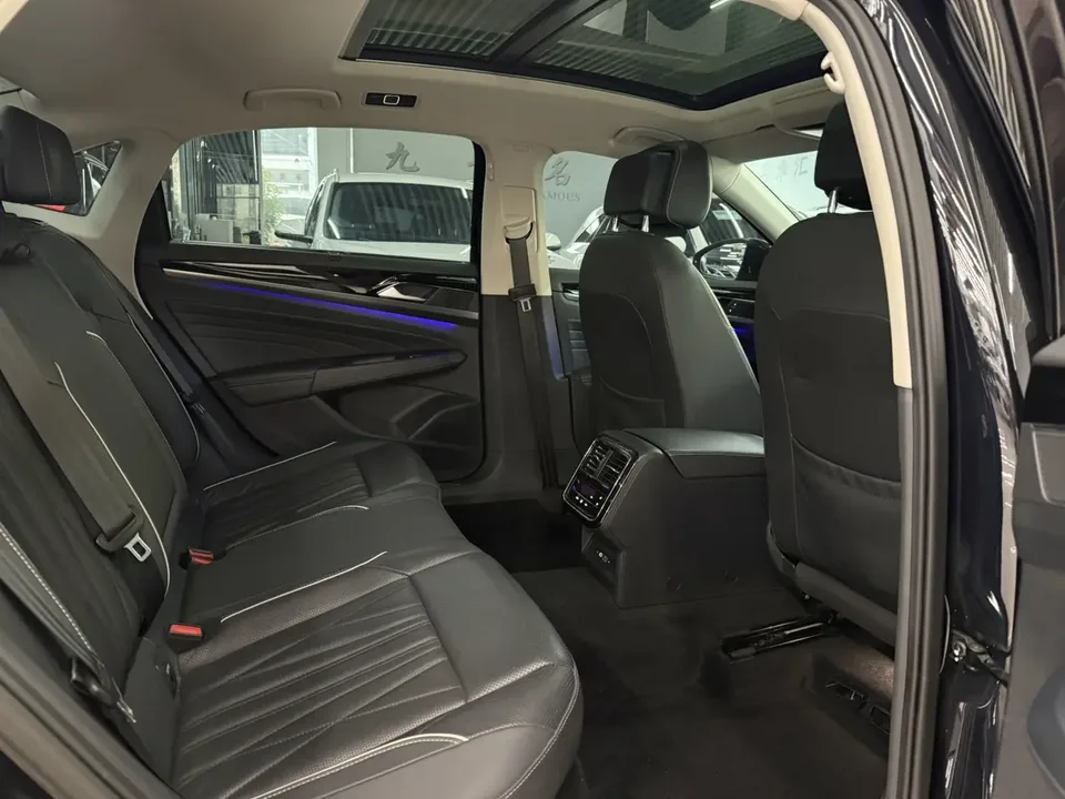 Volkswagen Passat facelift 330TSI Starry Sky Deluxe Edition 2023 — миниатюра 3