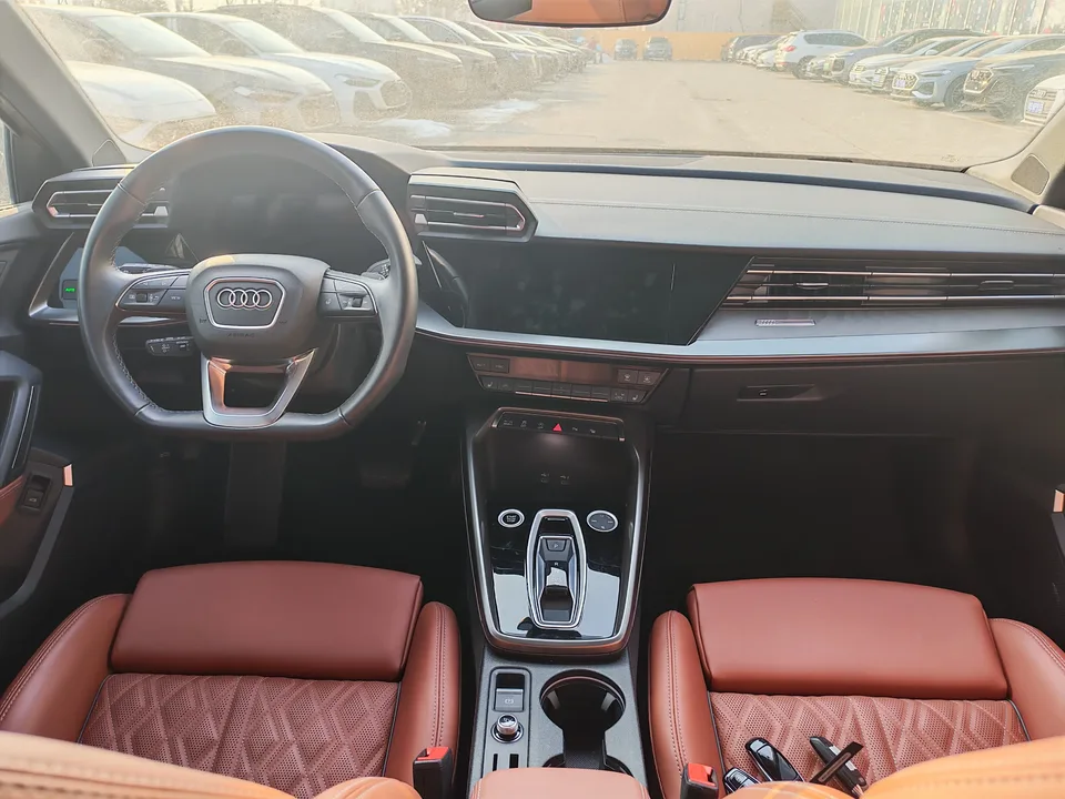 Audi A3 Audi A3 2025 A3L Limousine 35 TFSI Flying Spur Premium Edition + Luxury Package 2024 — миниатюра 4