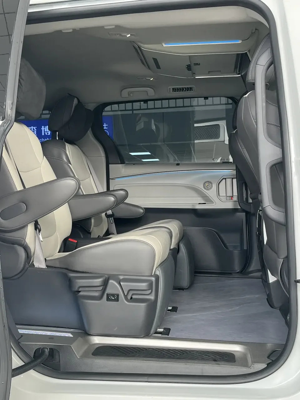 Toyota Sienna Senna Hybrid 2.5L Deluxe Edition 2024 — thumbnail 2