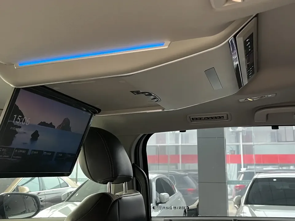 Toyota Sienna Senna Hybrid 2.5L Deluxe Edition 2024 — thumbnail 4