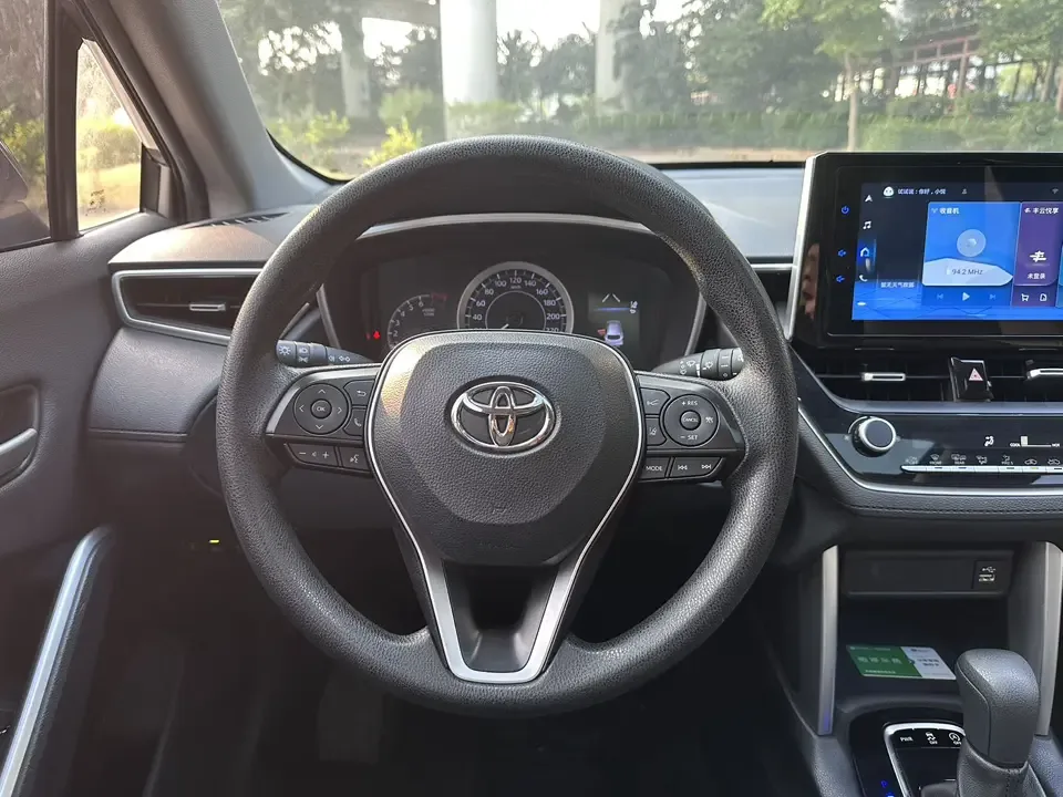Toyota Frontlander 2.0L CVT Luxury PLUS Edition 2022 — миниатюра 3
