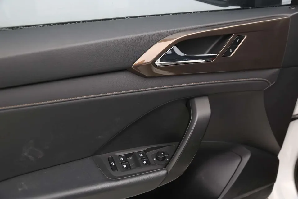 Volkswagen Tharu 2021 Tuyue 280TSI 2WD Luxury Edition PLUS 2022 — миниатюра 3