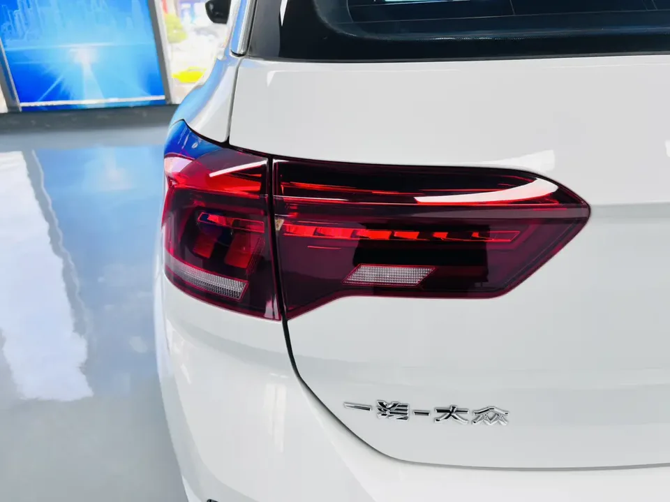 Volkswagen T-Roc Tange 280TSI DSG Two-Wheel Drive Comfort Smart Connected Edition 2022 — миниатюра 3