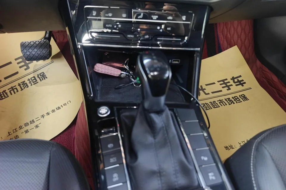 Volkswagen Passat facelift 330TSI Starry Sky Deluxe Edition 2023 — миниатюра 4
