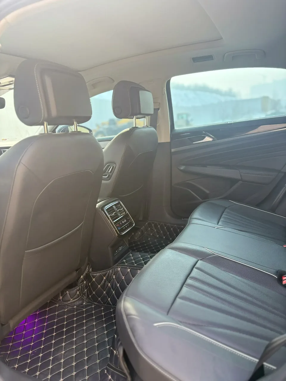 Volkswagen Passat Outstanding Model 380TSI Dragon Glory Edition 2024 — миниатюра 3