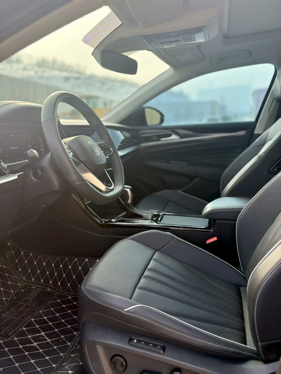 Volkswagen Passat Outstanding Model 380TSI Dragon Glory Edition 2024 — миниатюра 5