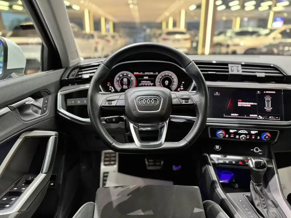 Audi Q3 Audi Q3 2022 40 TFSI Fashionable and Dynamic 2023 — миниатюра 4