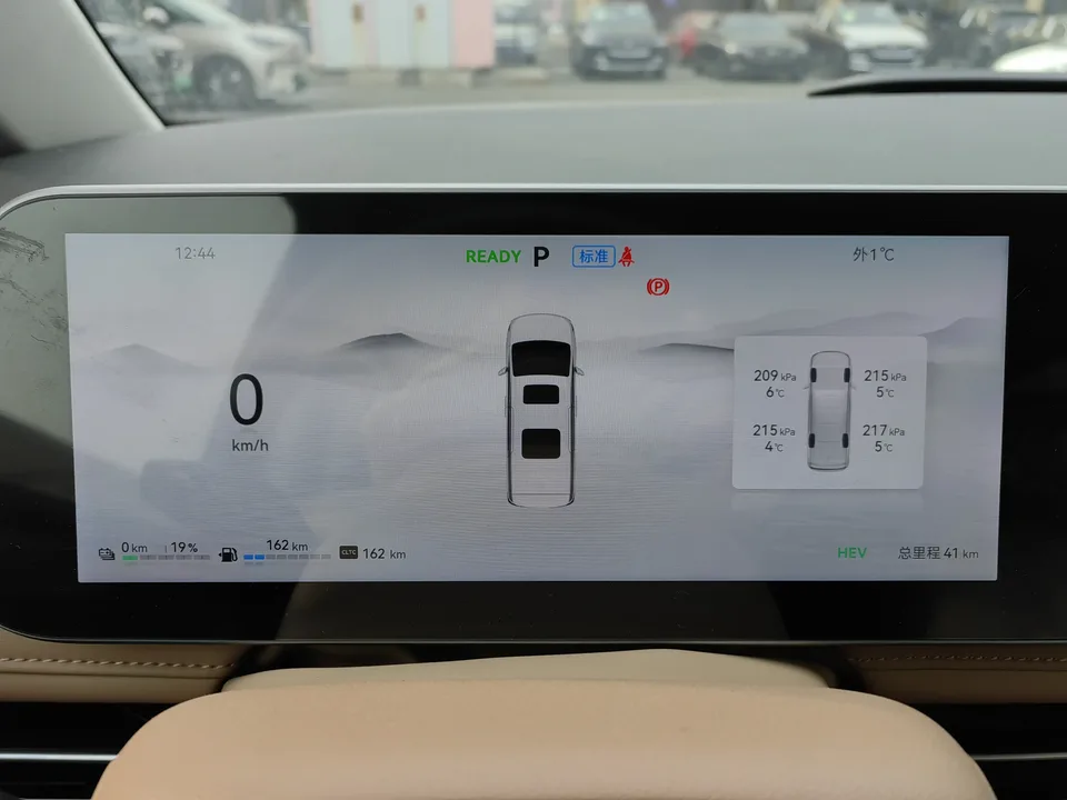 JAC Ruifeng RF8 PHEV Smart Listening Edition 1.5T 150KM Premium Model 2025 — миниатюра 2