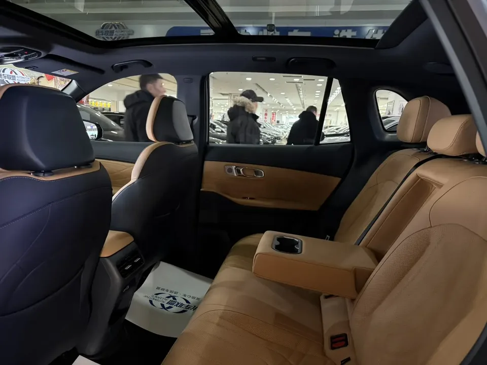 Geely Galaxy Starship 7 EM-i Galaxy Starship 7 EM-i 2025 120KM Pilot Edition 2025 — миниатюра 3