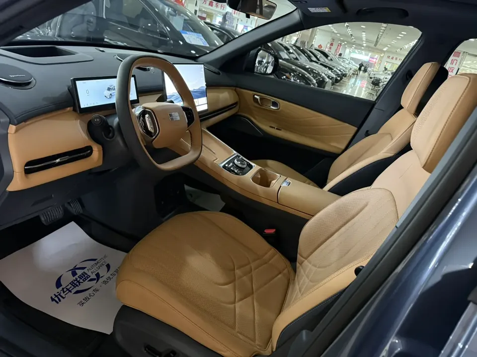 Geely Galaxy Starship 7 EM-i Galaxy Starship 7 EM-i 2025 120KM Pilot Edition 2025 — миниатюра 5