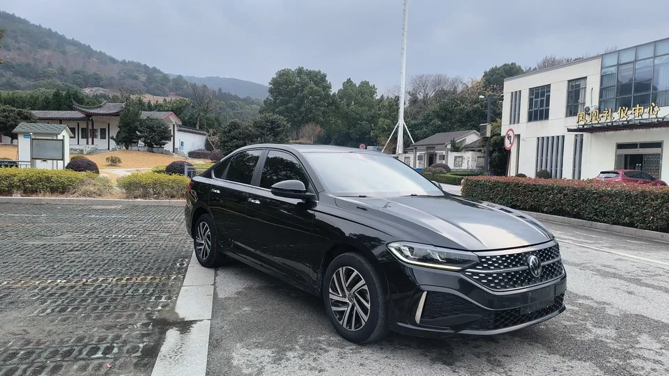 Volkswagen Lavida Lavida 2023 1.5L automatic Deyi version 2024 — миниатюра 3