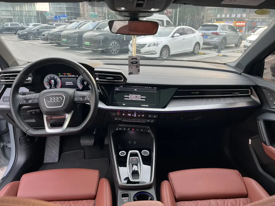 Audi A3 Audi A3 2025 A3L Limousine 35 TFSI Flying Spur Premium Edition + Luxury Package 2024 — миниатюра 3