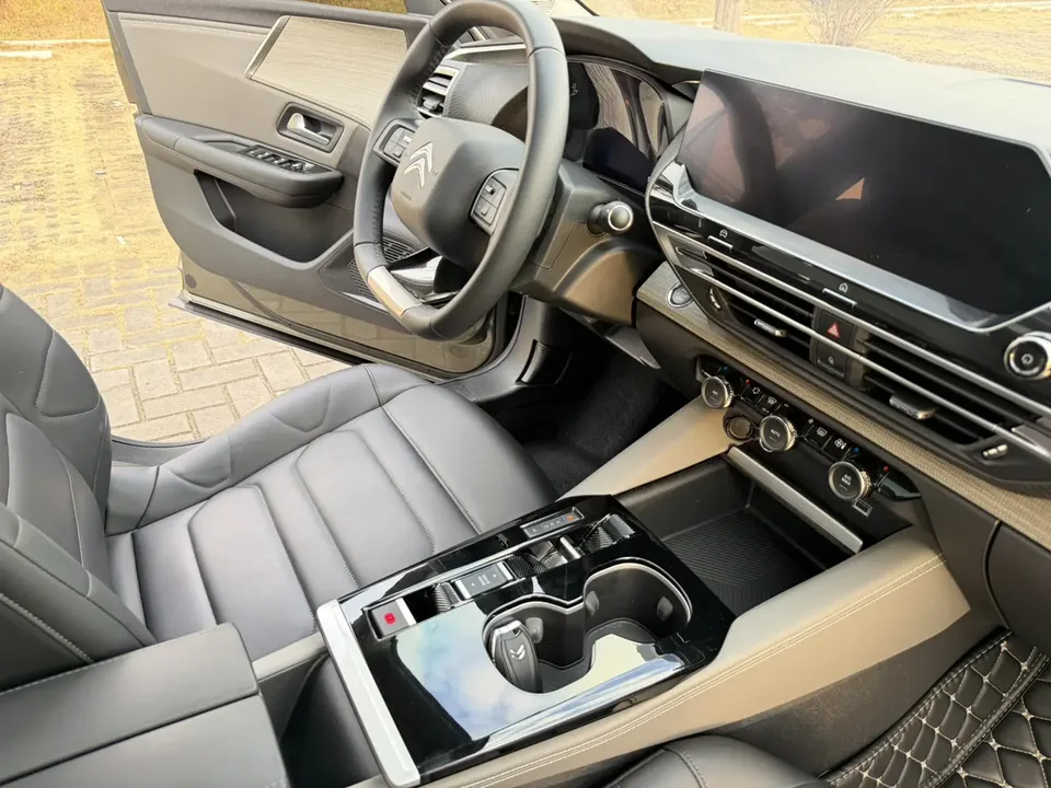 Citroen Versailles C5 X 1.6T enjoys extraordinary benefits 2024 — миниатюра 4