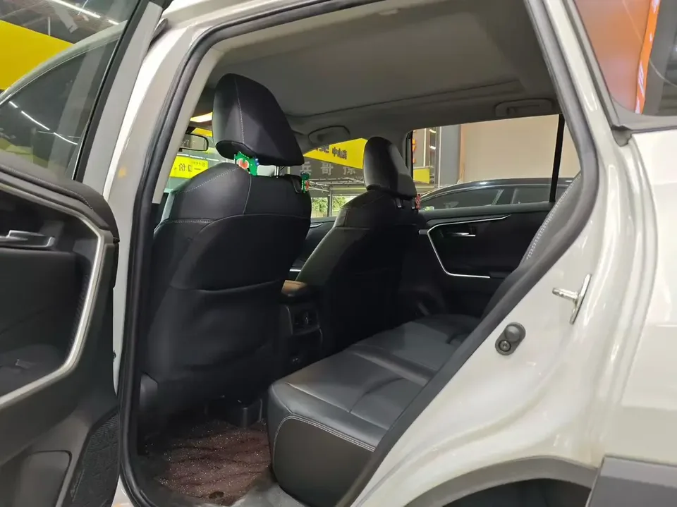 Toyota RAV4 2.0L CVT 2WD Premium Edition 2022 — миниатюра 2