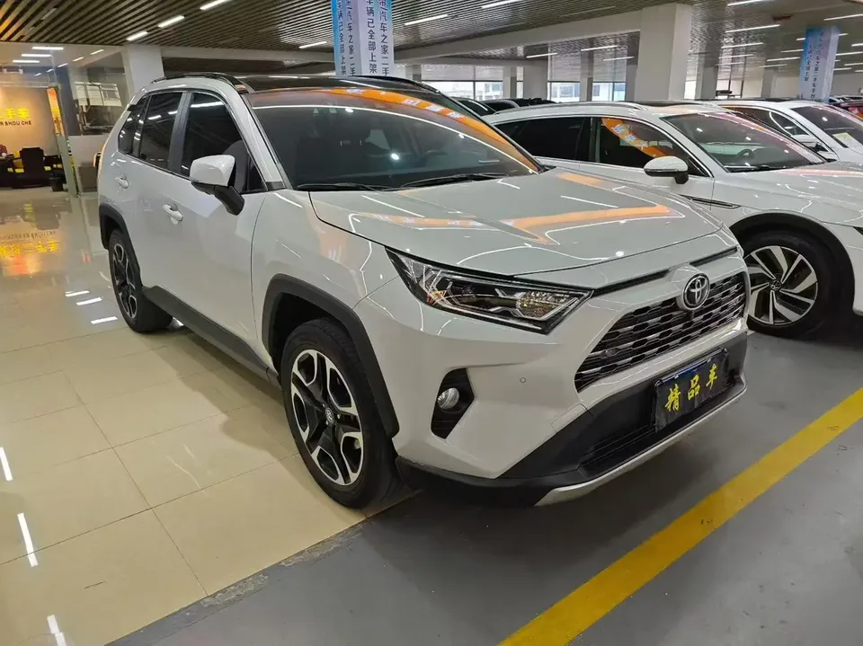 Toyota RAV4 2.0L CVT 2WD Premium Edition 2022 — миниатюра 3