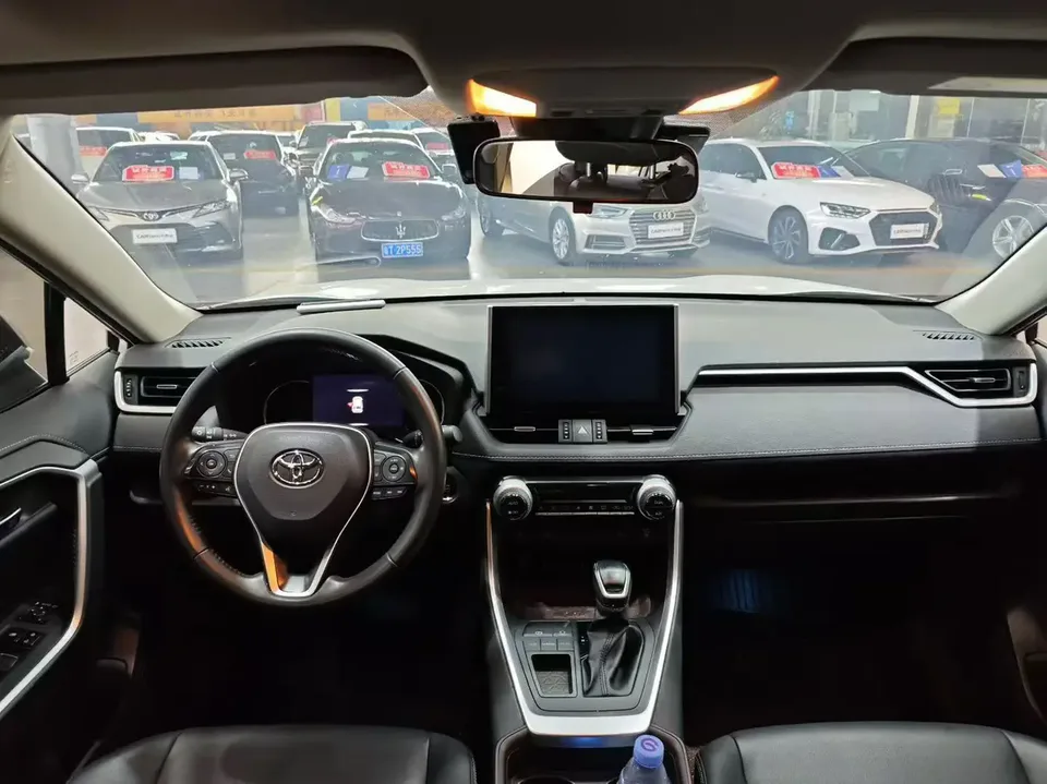 Toyota RAV4 2.0L CVT 2WD Premium Edition 2022 — миниатюра 4
