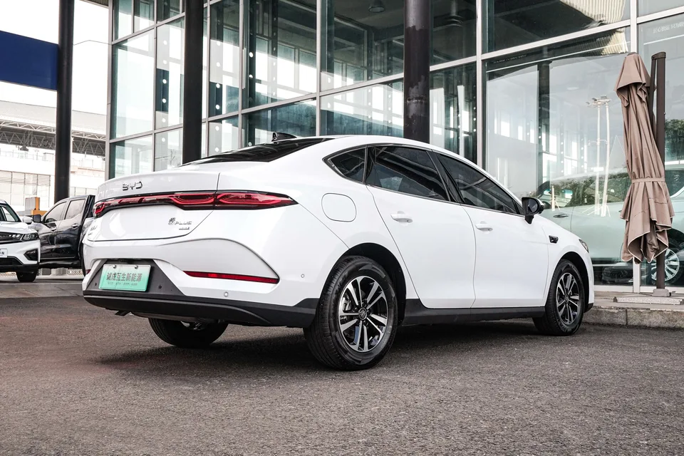 BYD Qin PLUS DM Intelligent Driving Edition DM-i 120KM Beyond Edition 2025 — миниатюра 2